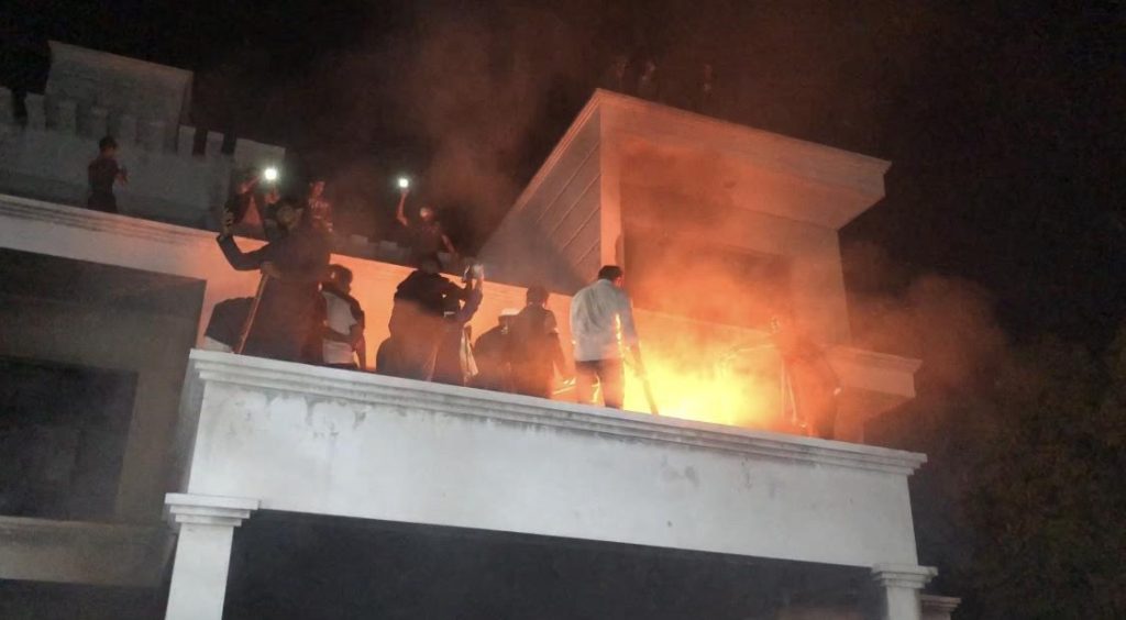 <span>অগ্নিসংযোগ / </span>ফেনীতে আ. লীগ নেতা নাসিমের বাড়িতে অগ্নিসংযোগ