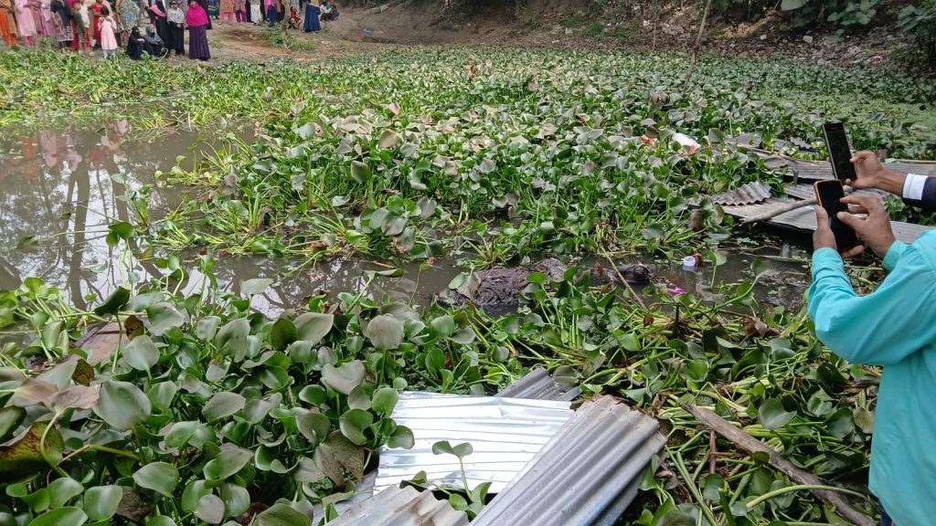 <span>রোমান / </span>মুন্সিগঞ্জের নিখোঁজের ২৩ দিন পর পুকুর থেকে স্কুল ছাত্ররের মরদেহ উদ্ধার, আসামির বাড়িঘর ভাংচুর আগুন