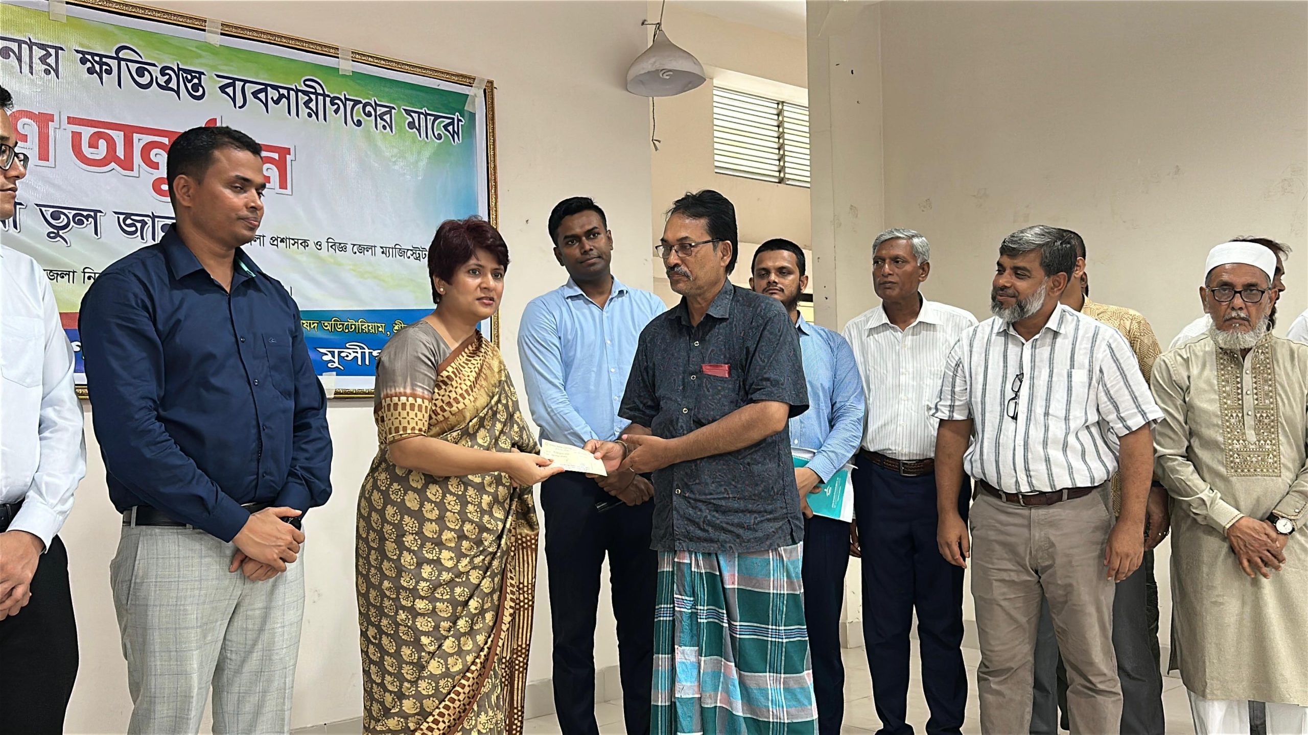 উপদেষ্টা আদিলুর রহমান খানের আশ্বাস বাস্তবায়নে শ্রীনগর বাজারে ক্ষতিগ্রস্তদের মাঝে চেক বিতরণ