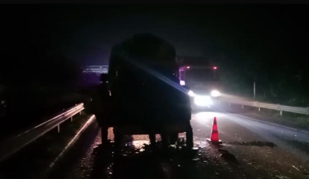 ঢাকা-মাওয়া এক্সপ্রেসওয়েতে ট্রাক দুর্ঘটনা, চালক ও হেলপার আহত