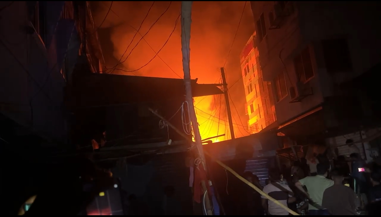 শ্রীনগর বাজারে ভয়াবহ অগ্নিকাণ্ড: পুড়ে ছাই প্রায় অর্ধশতাধিক দোকান, ব্যাপক ক্ষয়ক্ষতির আশঙ্কা