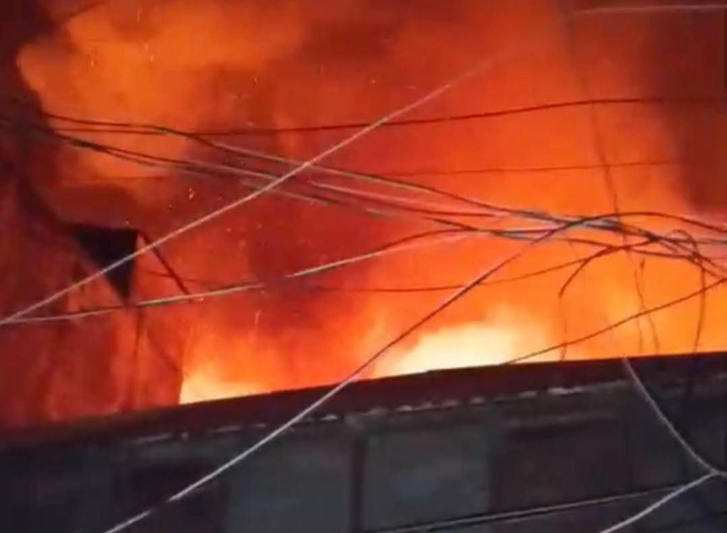 শ্রীনগর সদর বাজারে ভয়াবহ অগ্নিকাণ্ডে শতাধিক দোকান পুড়ে ছাই, ক্ষয়ক্ষতির পরিমাণ প্রায় ৩০ কোটি টাকা