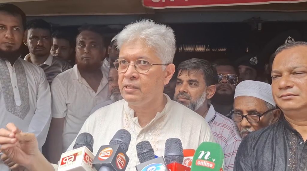 শ্রীনগর বাজারে ভয়াবহ অগ্নিকাণ্ড: পরিদর্শনে এসে ক্ষতিগ্রস্তদের সহযোগিতার আশ্বাস শিল্প ও গৃহায়ন উপদেষ্টার