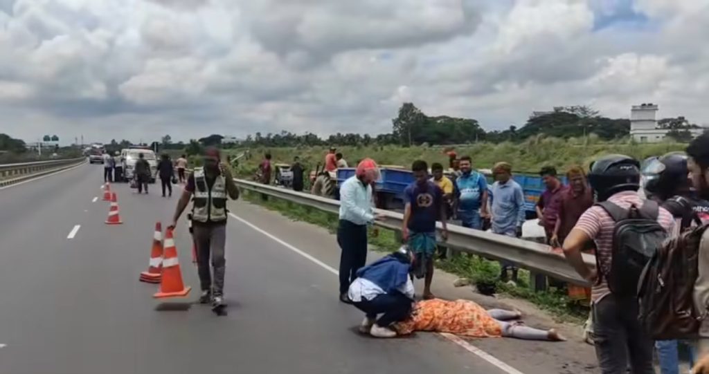 ঢাকা-মাওয়া এক্সপ্রেসওয়েতে সড়ক দুর্ঘটনায়  মোটরসাইকেল আরোহী নিহত, চালক আহত