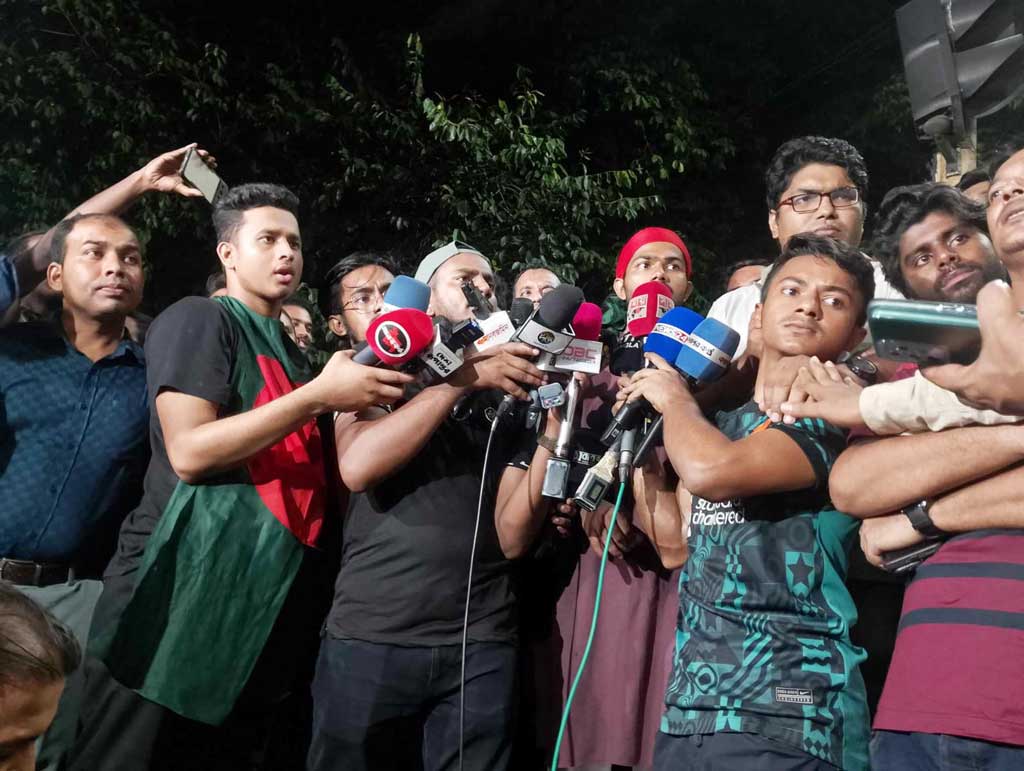 শান্তিপূর্ণভাবে আন্দোলন চালিয়ে যাওয়ার ঘোষণা জবি শিক্ষার্থীদের, বোতল নিক্ষেপের ঘটনায় শিক্ষকের দুঃখপ্রকাশ