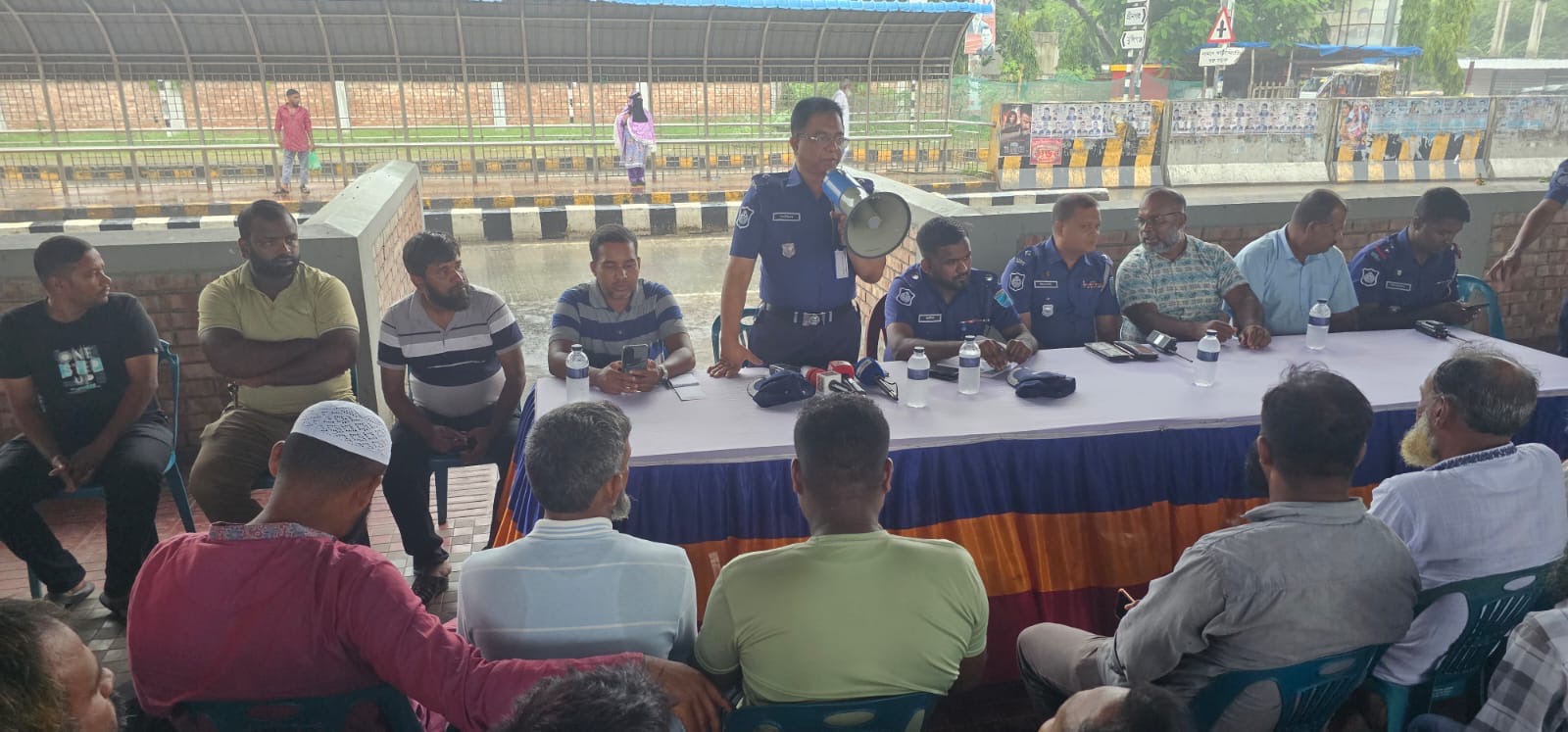 ছনবাড়ী মোড়ে ছিনতাই ও ডাকাতি প্রতিরোধে থানা পুলিশের সচেতনতামূলক সভা অনুষ্ঠিত