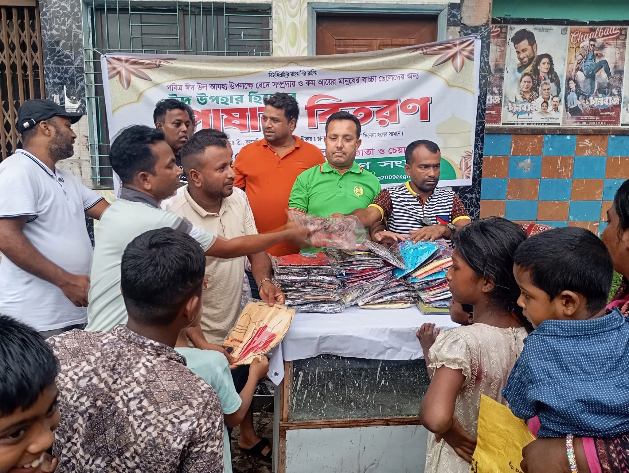 শ্রীনগরে শিশুদের মাঝে ঈদের পোশাক বিতরণ করলেন সংগঠক জসিম মোল্লা