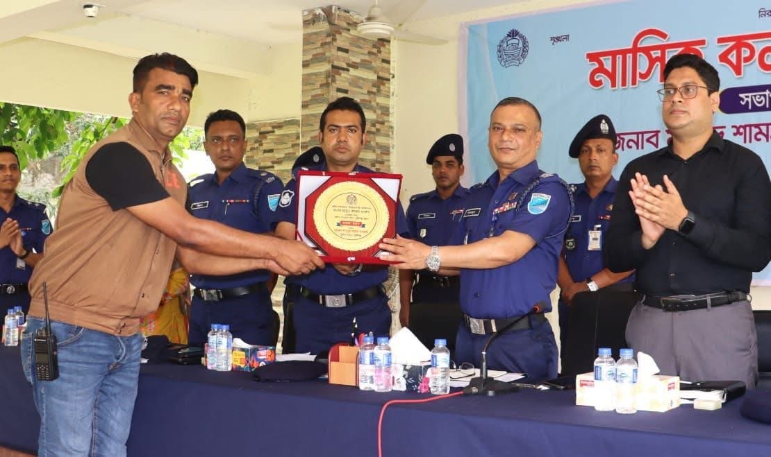মুন্সিগঞ্জ জেলার শ্রেষ্ঠ ক্লু-লেস মামলার তদন্তকারী হিসেবে ক্রেস্ট পেলেন আজাদ।