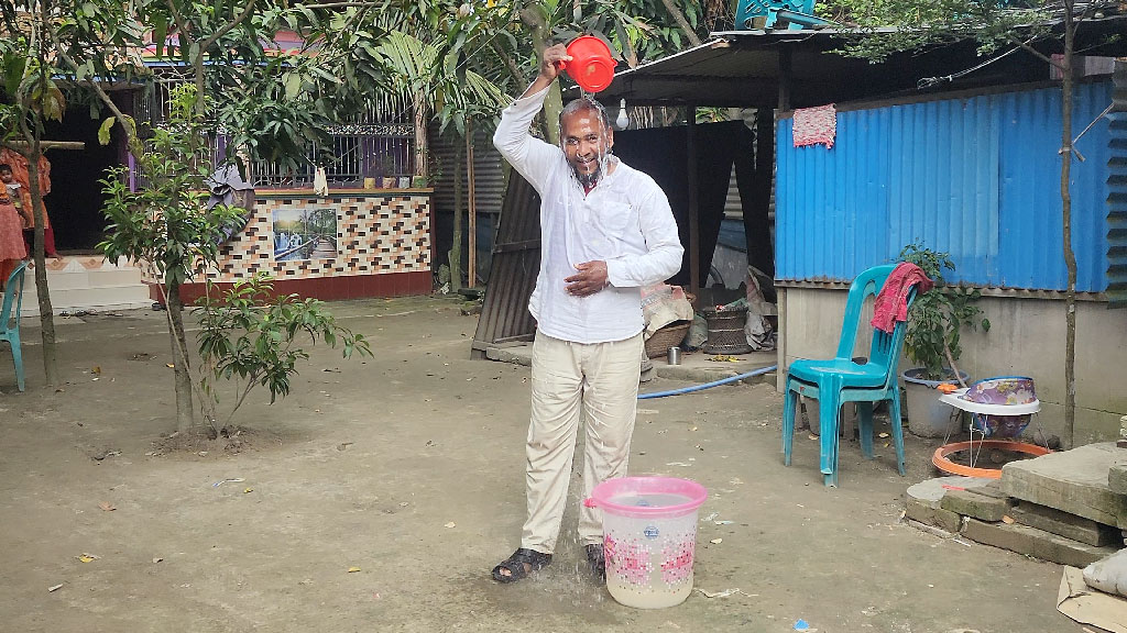 মুন্সিগঞ্জে গোলাপ জলে গোসল করে রাজনীতি ছাড়লেন আওয়ামী লীগ নেতা