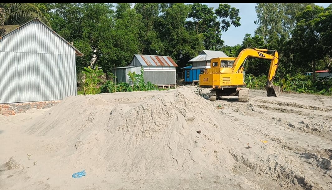 শ্রীনগরে প্রবাসীর লীজ সম্পত্তি বালি ভরাট করে বিক্রির পায়তারা অভিযোগ