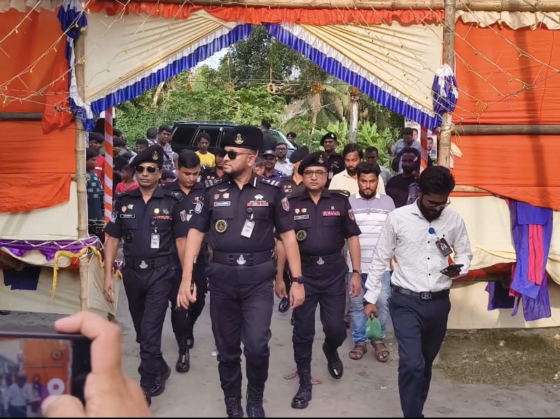 দূর্গা পূজা উপলক্ষে শ্রীনগরে মন্দির পরিদর্শনে র্যাব-১০ এর অধিনায়ক